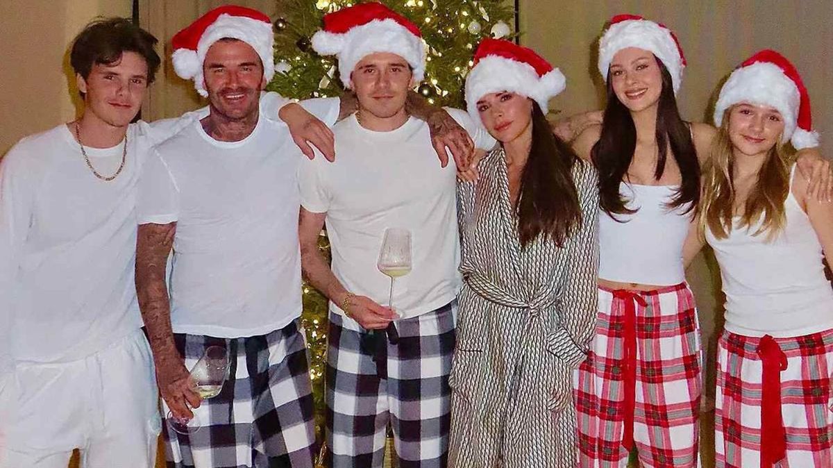 Vánoce u Beckhamů: Victoria s Nicolou jako nejlepší kámošky, společné Bahamy, Brooklyn u plotny a David zase uklízel